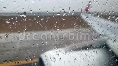 在暴雨中降落机场跑道时，飞机震动及震动的4k录像